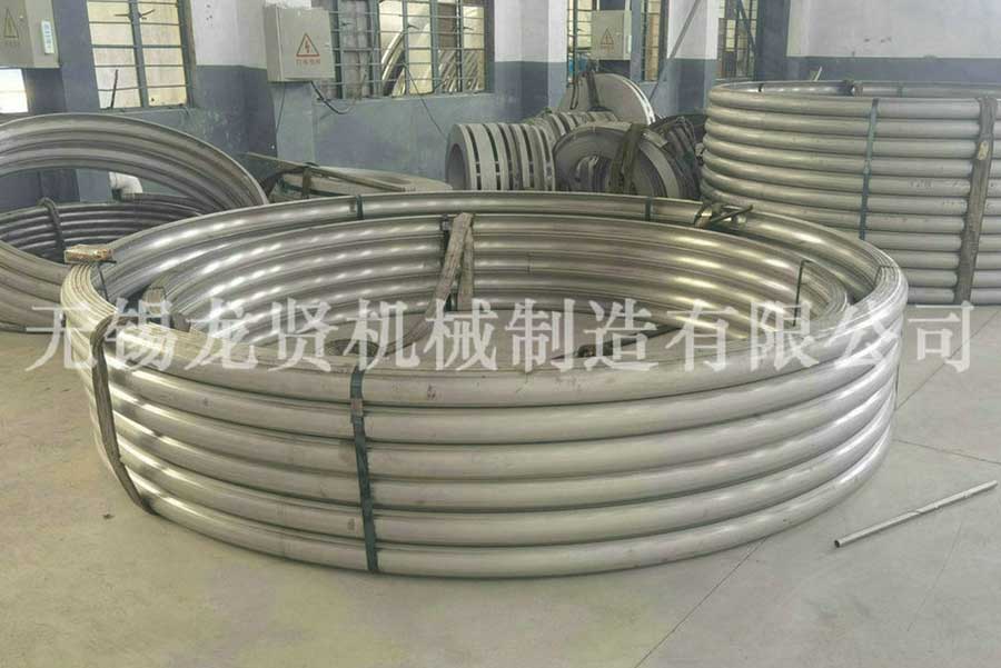 高速公路上的半圓管！